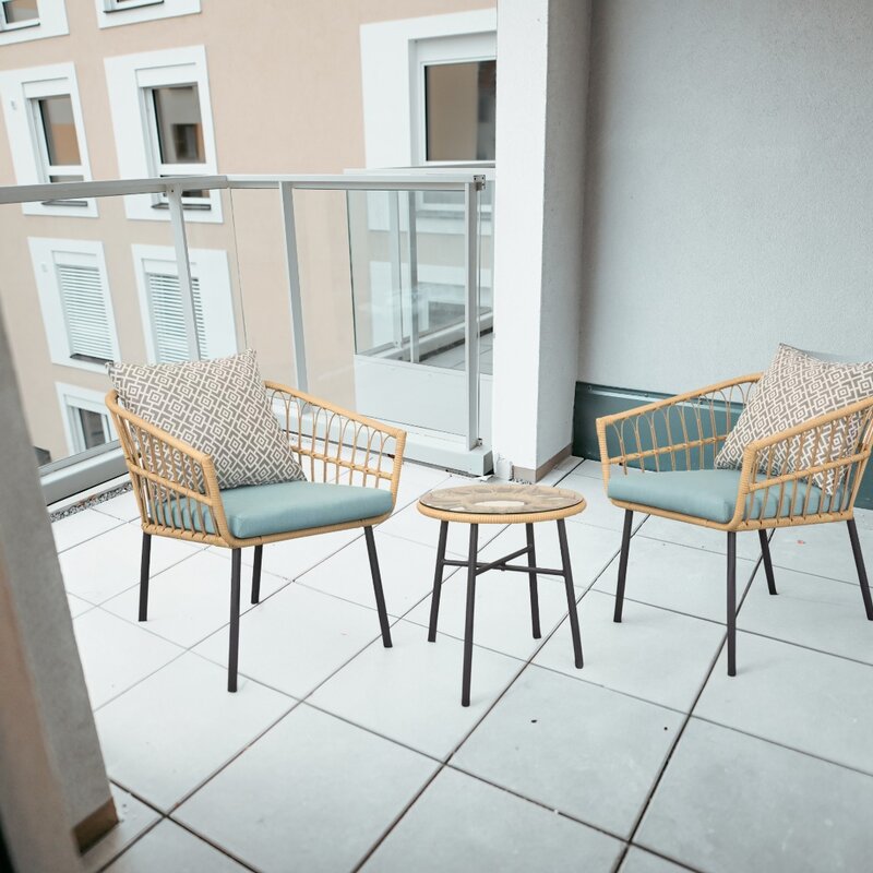 Terrasse mit Tisch und Stühlen, mit Blick auf den Garten zum Entspannen. | © All rights reserved