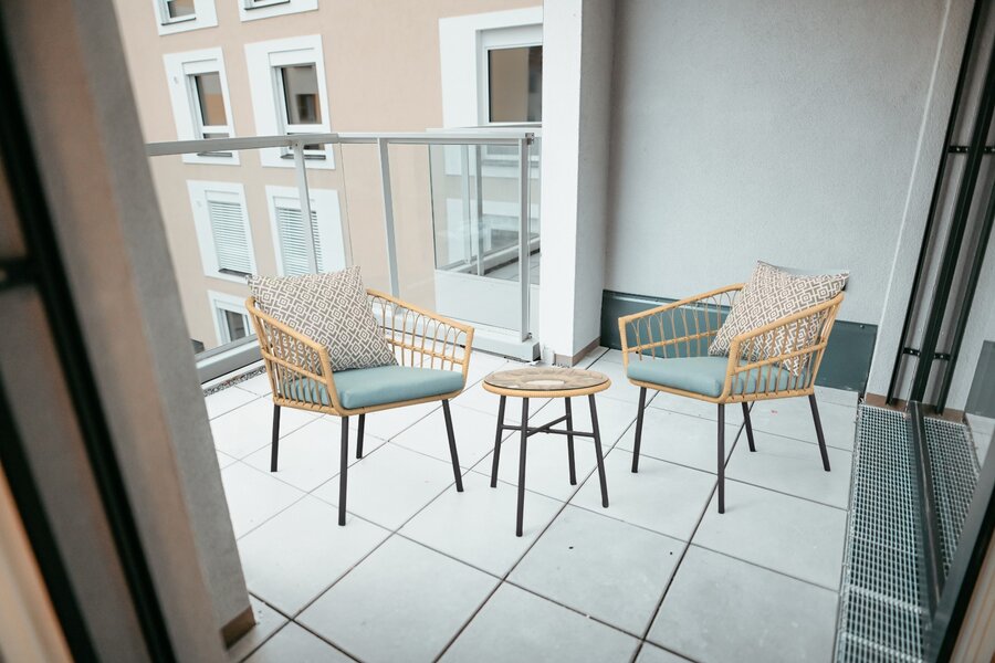 Terrasse mit Tisch und Stühlen, mit Blick auf den Garten zum Entspannen. | © All rights reserved