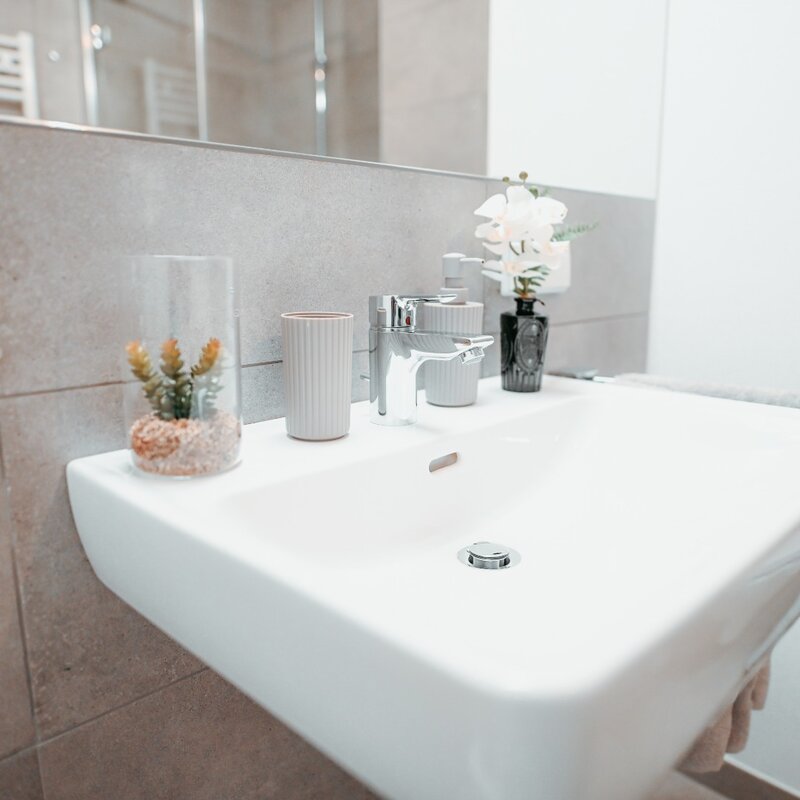 Waschbecken mit großem Spiegel | © All rights reserved