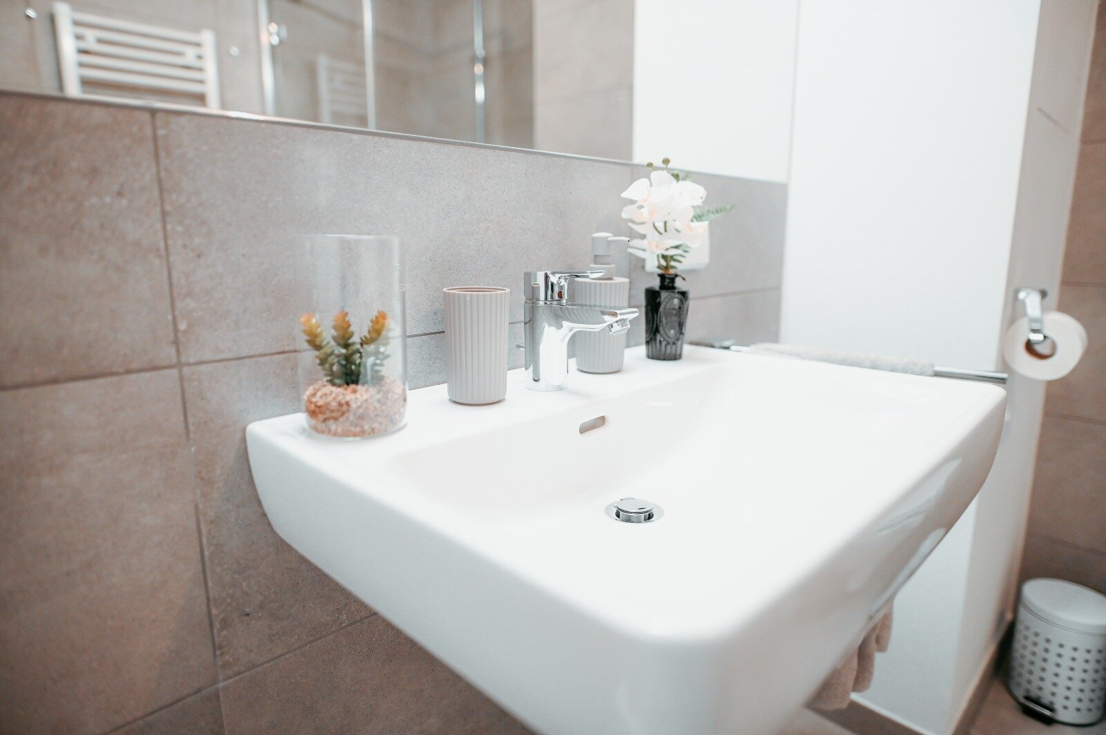 Waschbecken mit großem Spiegel | © All rights reserved