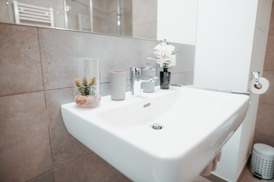 Waschbecken mit großem Spiegel | © All rights reserved