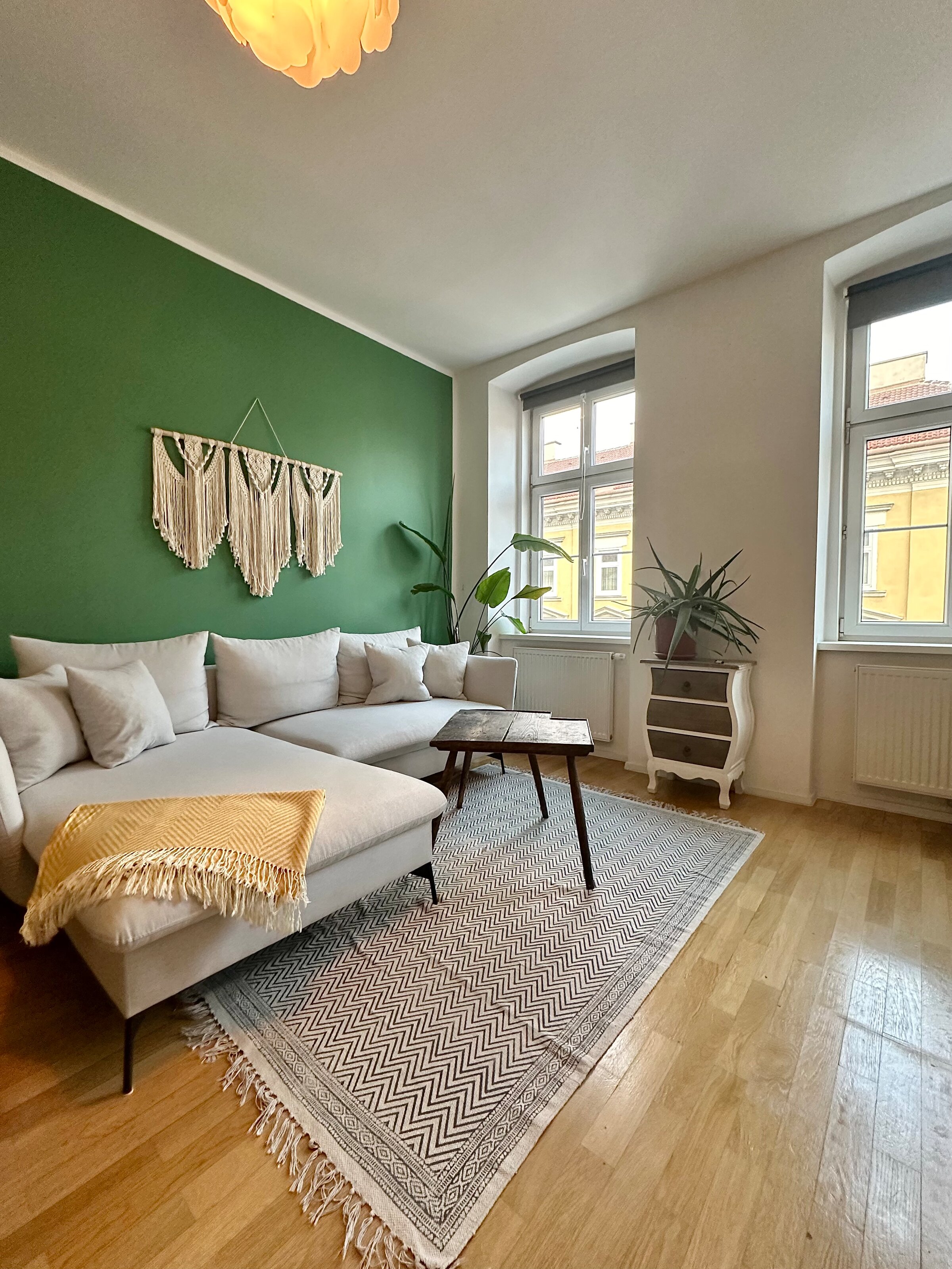 Lichtdurchflutetes Wohnzimmer