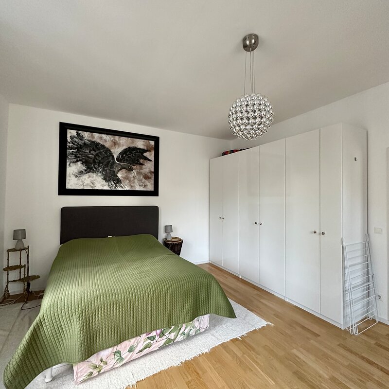 Schlafzimmer mit großem Kleiderschrank | © Celina-Electra Bader