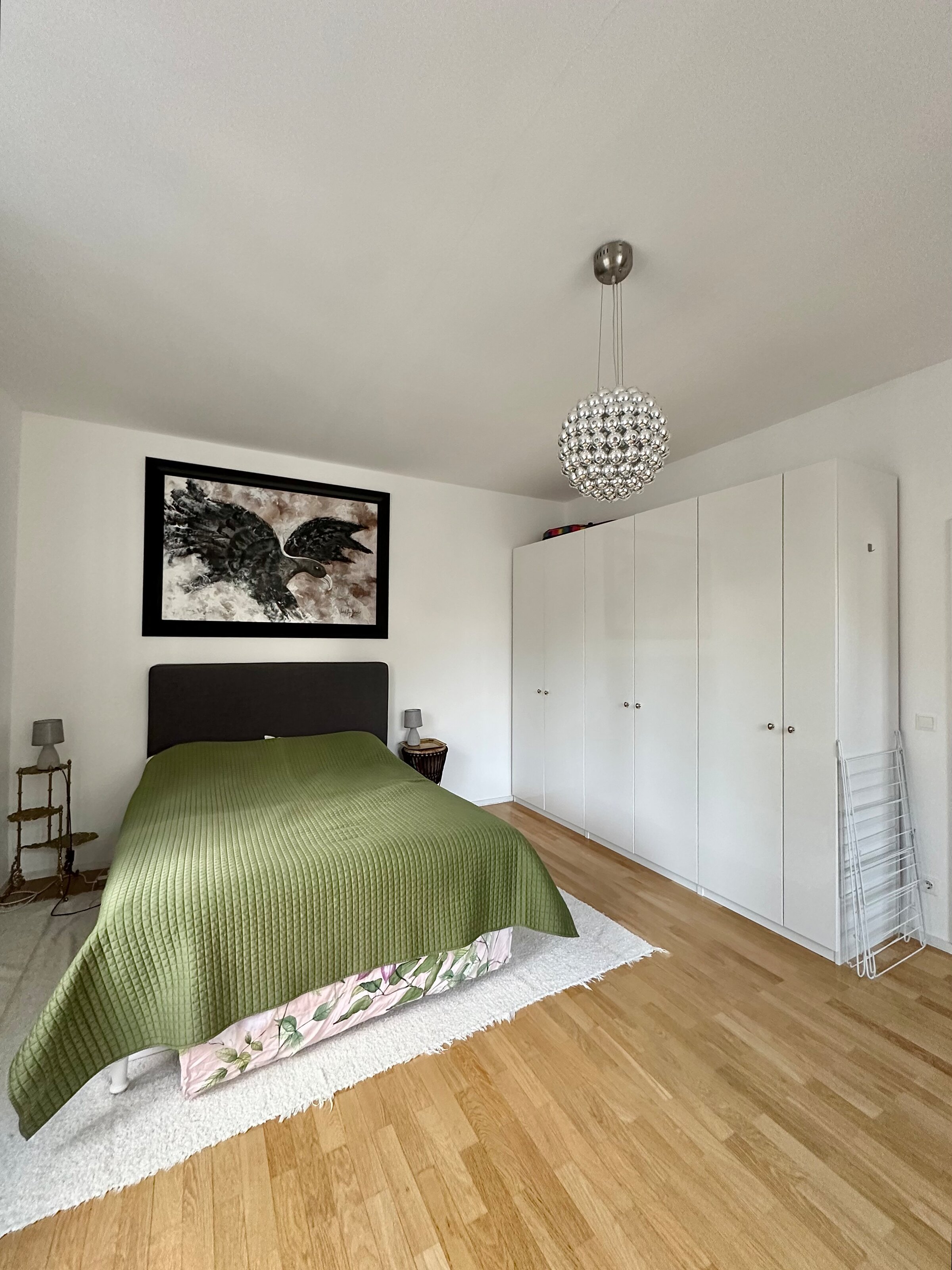 Schlafzimmer mit großem Kleiderschrank | © Celina-Electra Bader