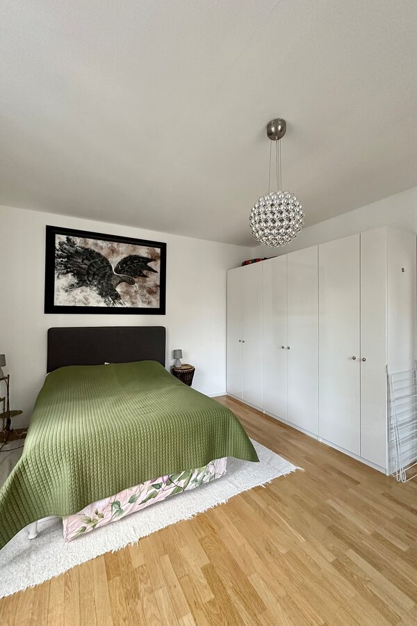 Schlafzimmer mit großem Kleiderschrank | © Celina-Electra Bader