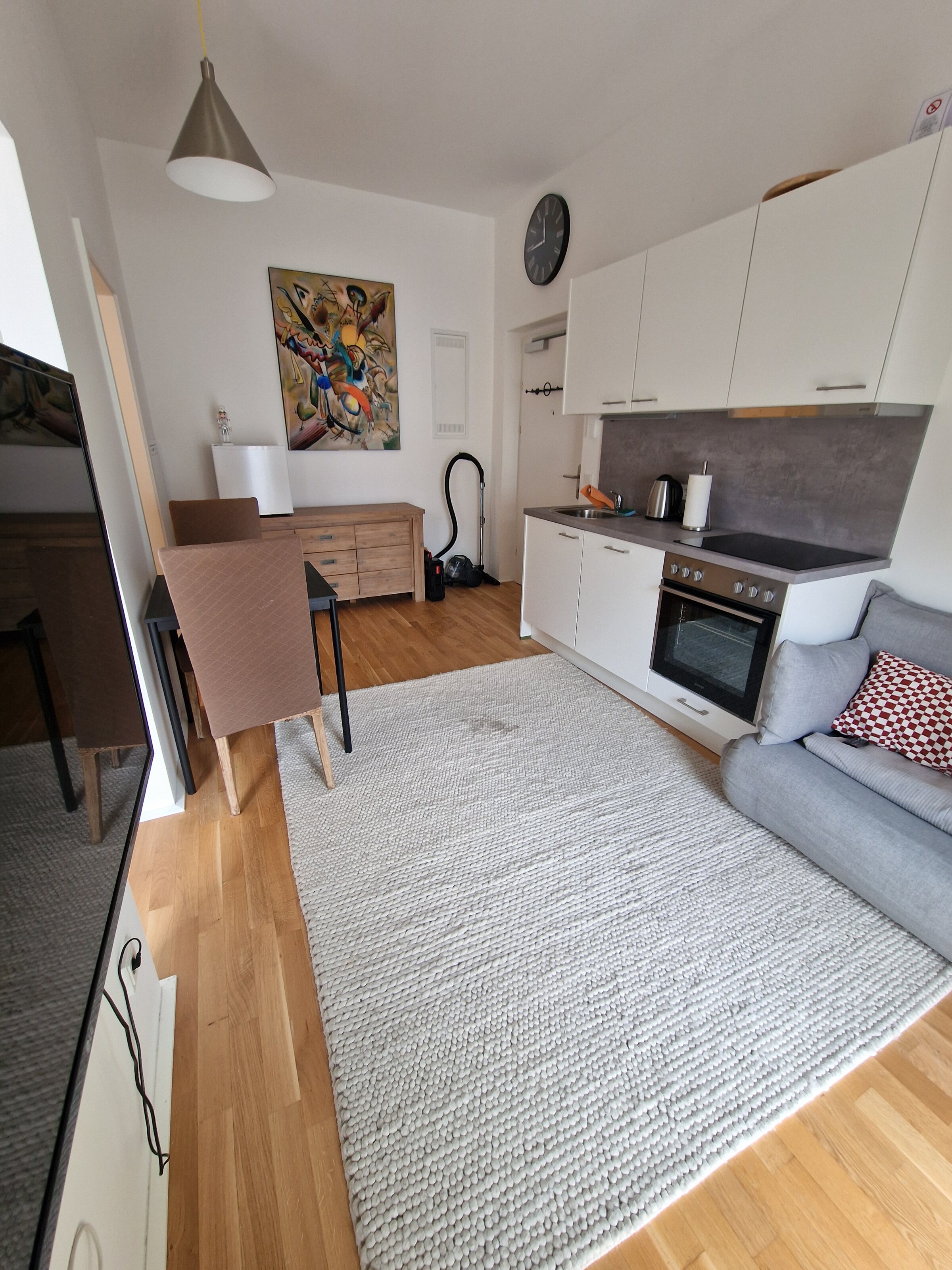 Bright open-plan kitchen & living area – 2-room apartment for short-term rental & temporary housing for 1 to 6 months in Linz