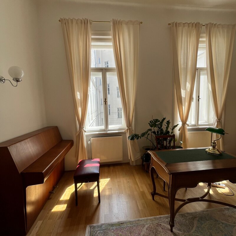 Bright study with piano & desk – 4-room apartment, short-term rental, temporary housing for 1 to 6 months, Vienna