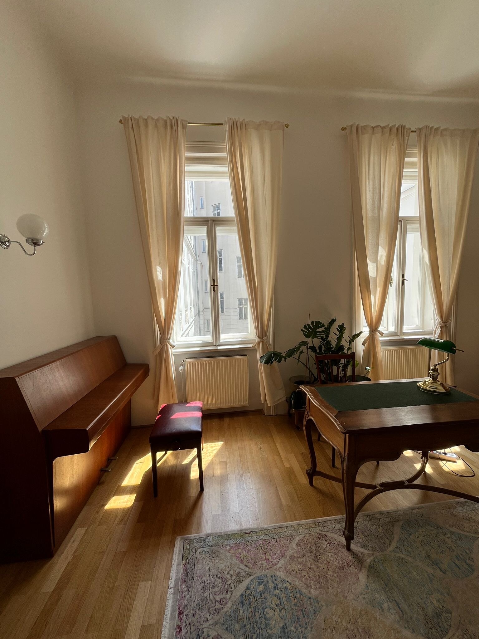 Bright study with piano & desk – 4-room apartment, short-term rental, temporary housing for 1 to 6 months, Vienna