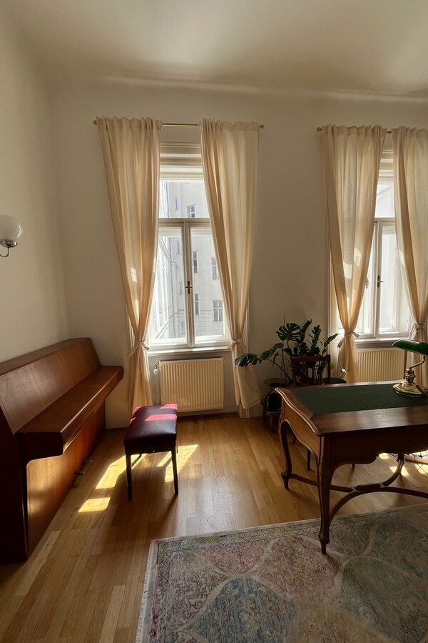 Bright study with piano & desk – 4-room apartment, short-term rental, temporary housing for 1 to 6 months, Vienna