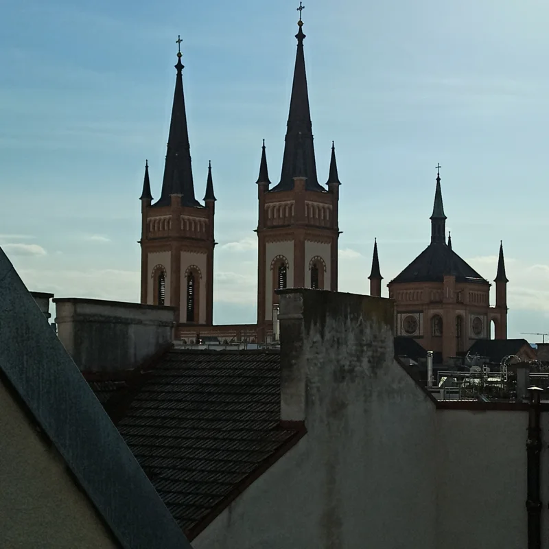 Die Dachterrasse der Maisonette bietet eine traumhafte Aussicht über die Umgebung; Blick auf die Lerchenfelder Kirche | © G. Blaschitz