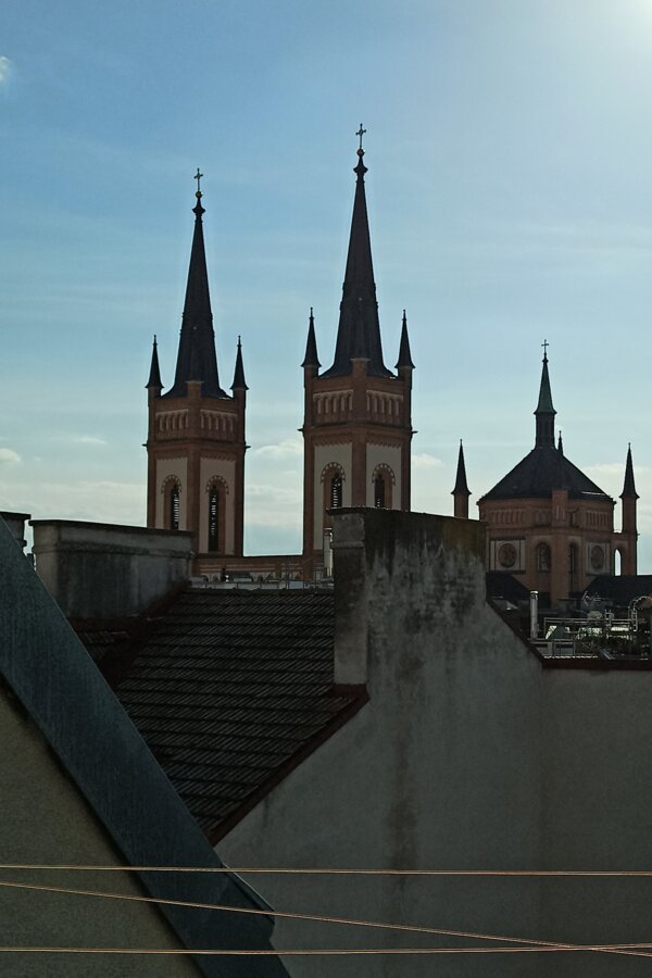 The roof terrace of the maisonette offers a fantastic view over the surroundings; view of the Lerchenfelder church | © G. Blaschitz
