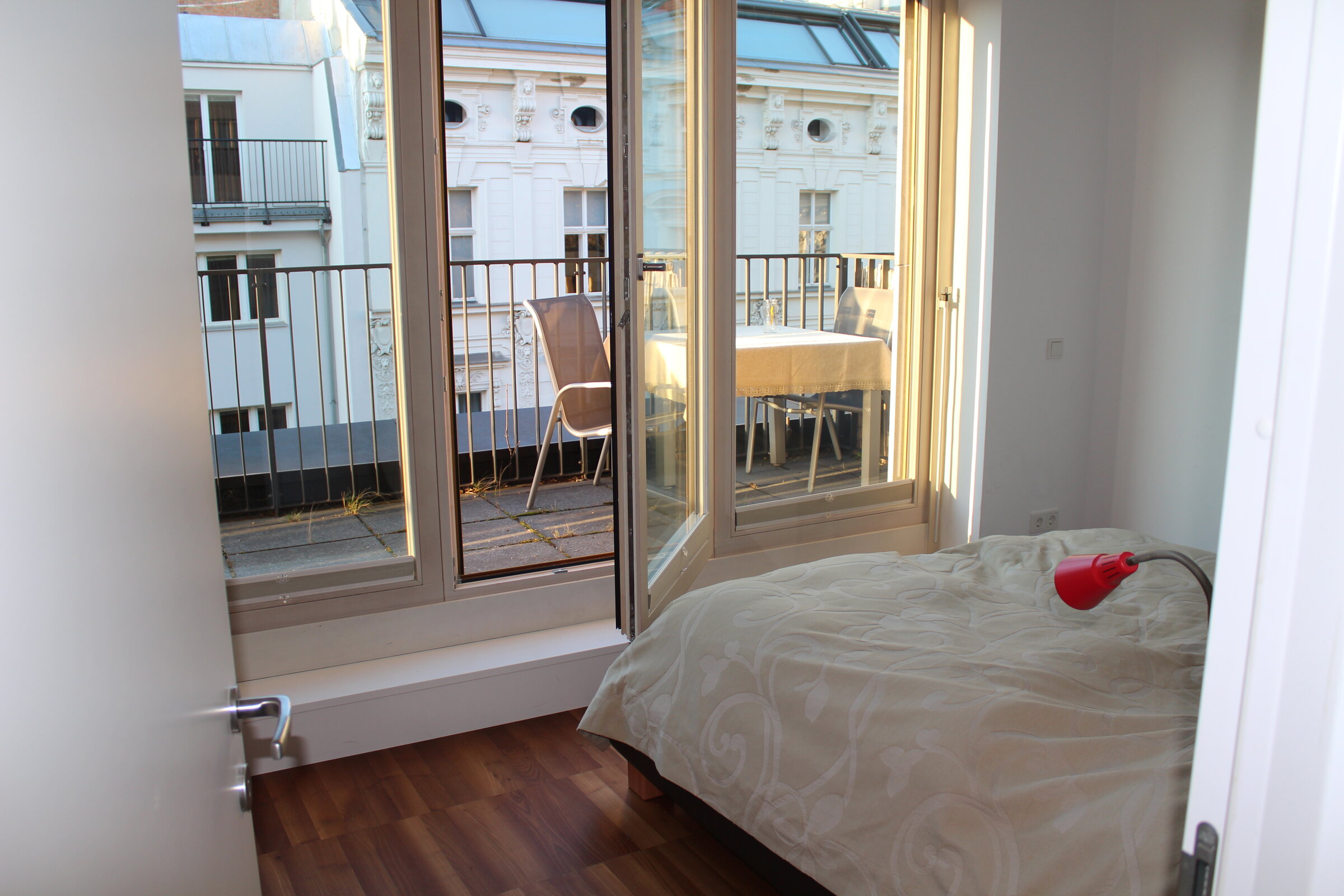 Doppelbett (200cmx200cm), Blick zur Terrasse