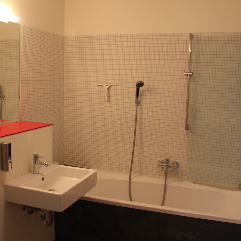 Waschtisch, Badewanne mit Duschtrennwand