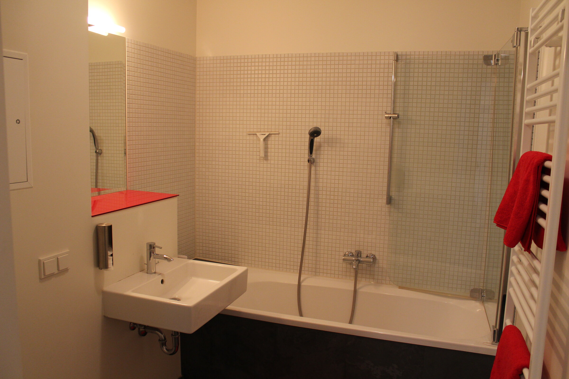 Waschtisch, Badewanne mit Duschtrennwand