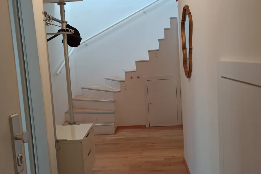 Links Türe zu einem Schlafraum, anschließend Arbeitsraum | © G. Blaschitz