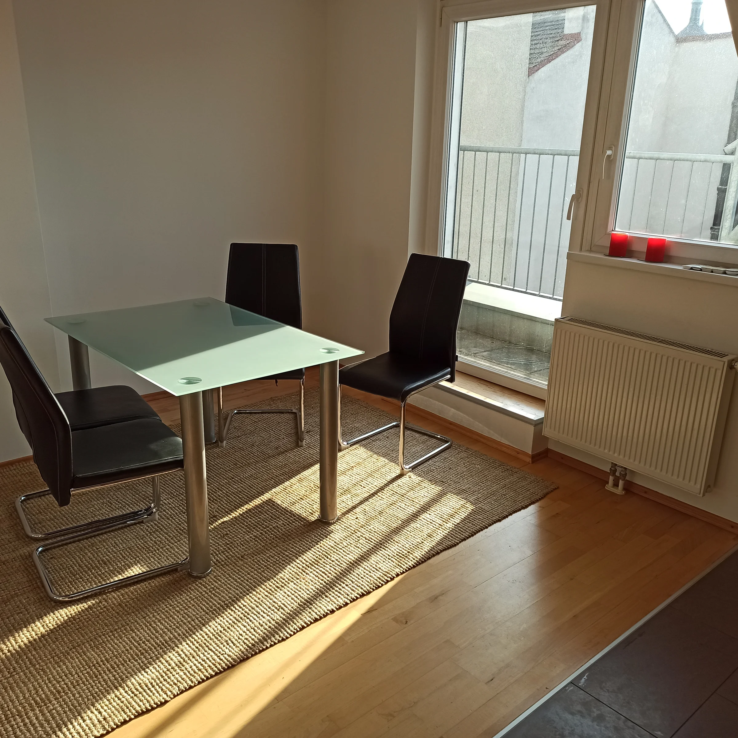 Vom Essbereich gehts raus auf den Minibalkon und von dort auf die Terrasse | © G. Blaschitz