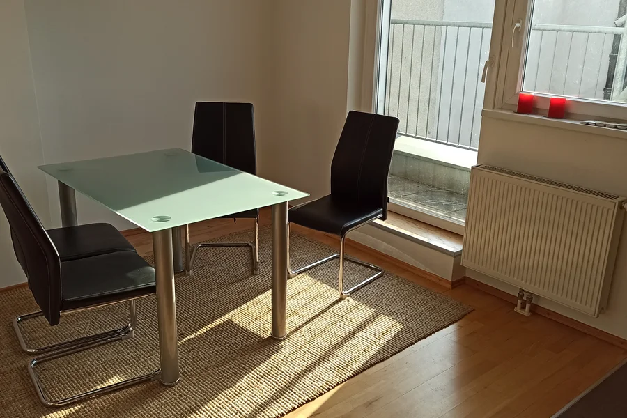 Vom Essbereich gehts raus auf den Minibalkon und von dort auf die Terrasse | © G. Blaschitz