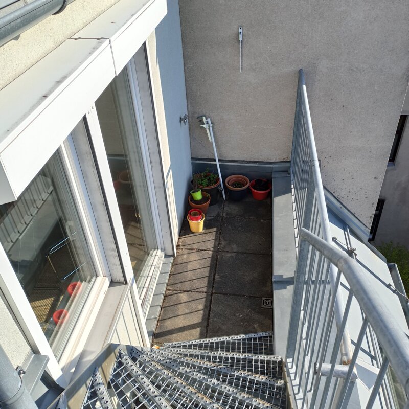 Balkon und Treppe zur Terasse