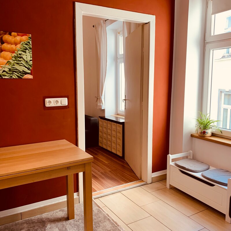 Helles Wohnzimmer mit Altbaucharme – 1-Zimmer Wohnung zur Kurzzeitmiete & Wohnen auf Zeit für 1 bis 6 Monate in Wien