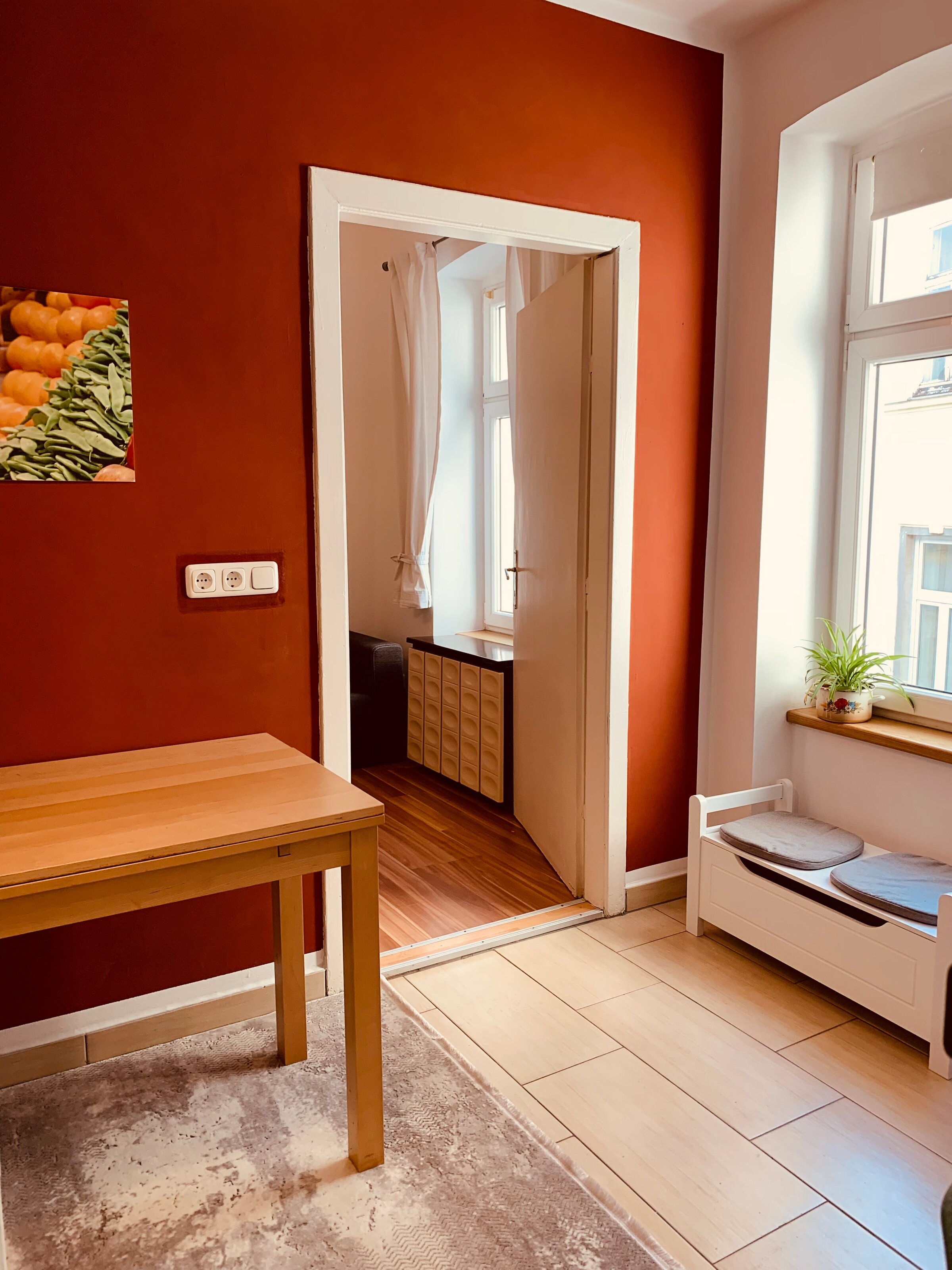 Helles Wohnzimmer mit Altbaucharme – 1-Zimmer Wohnung zur Kurzzeitmiete & Wohnen auf Zeit für 1 bis 6 Monate in Wien