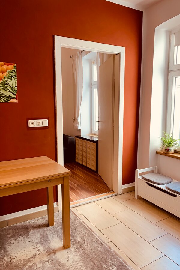 Helles Wohnzimmer mit Altbaucharme – 1-Zimmer Wohnung zur Kurzzeitmiete & Wohnen auf Zeit für 1 bis 6 Monate in Wien