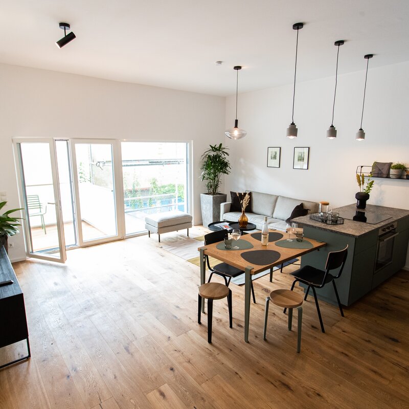 Wohnzimmer mit Blick auf den Balkon | © Bruckner