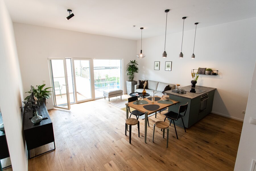 Wohnzimmer mit Blick auf den Balkon | © Bruckner