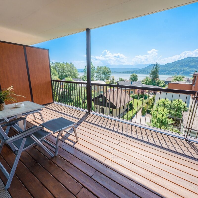 Terrasse auf dem Balkon mit Blick auf den See