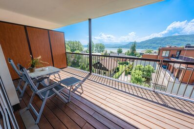 Terrasse auf dem Balkon mit Blick auf den See