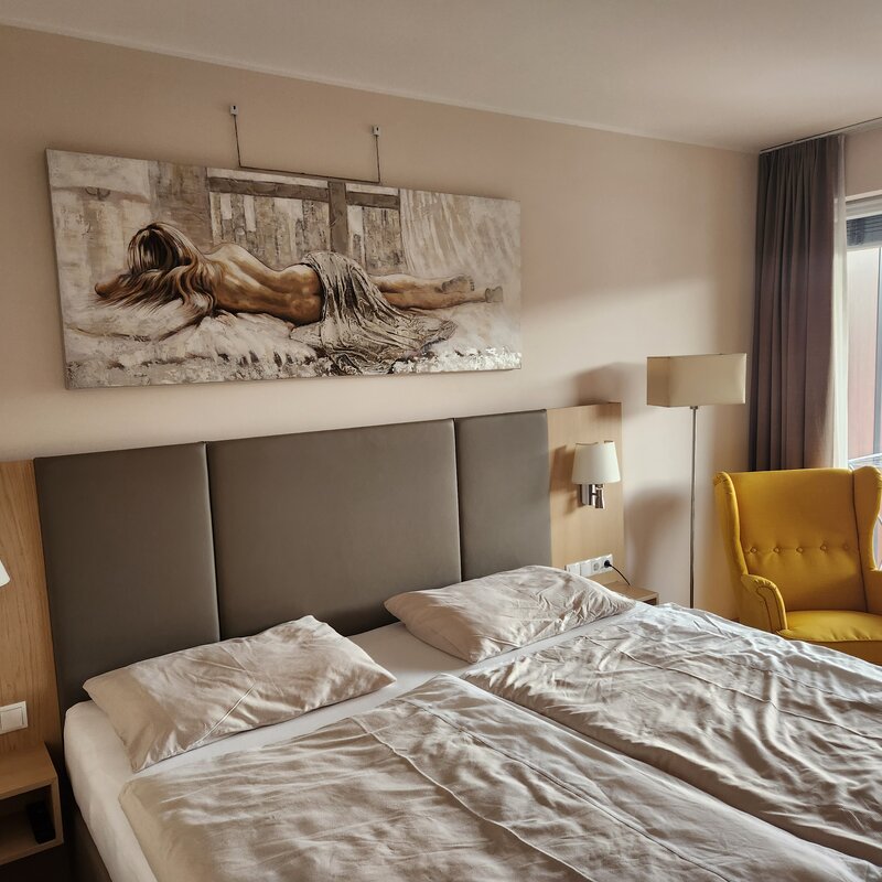 Schlafzimmer mit  Blick auf den Balkon