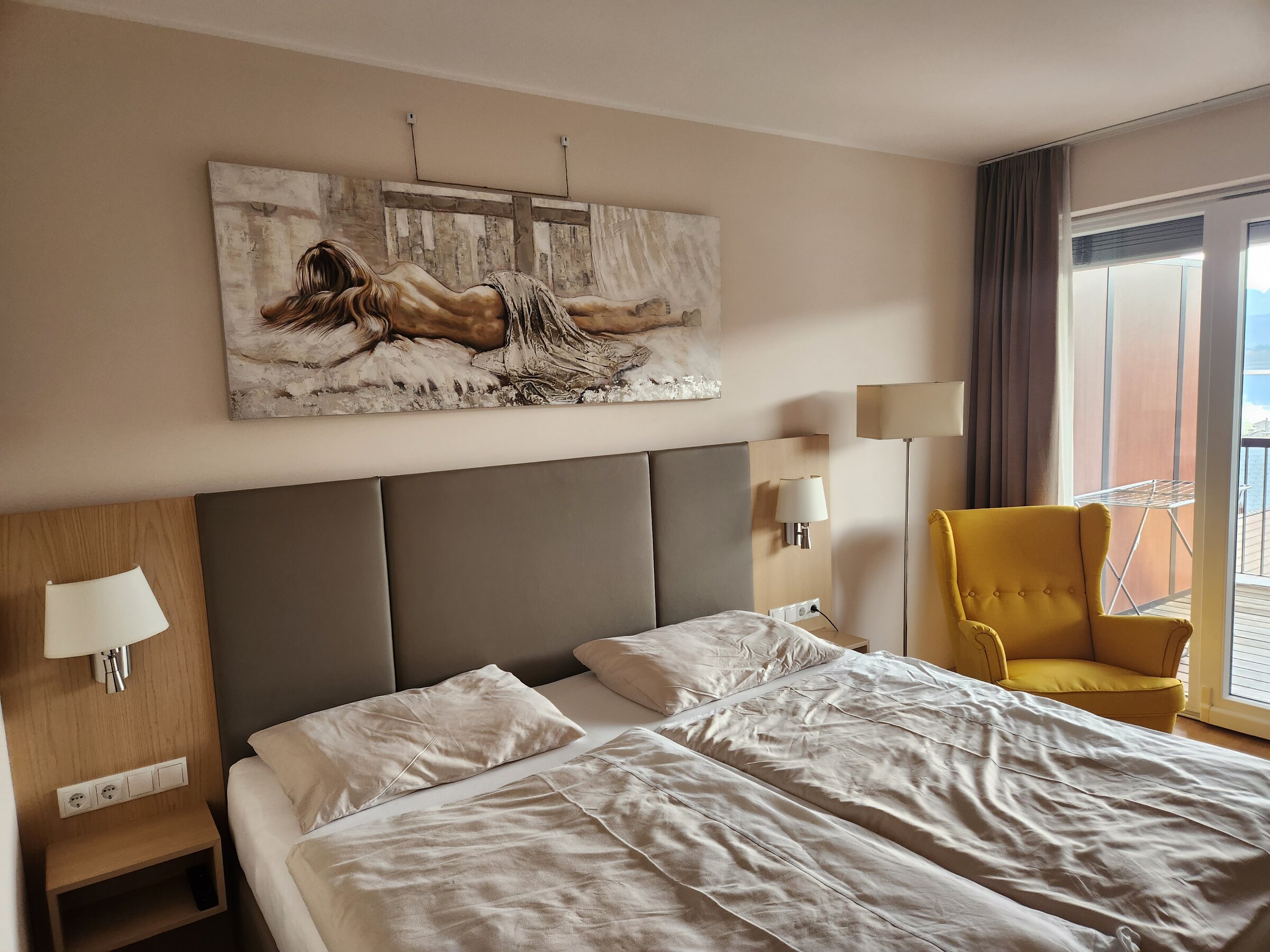 Schlafzimmer mit  Blick auf den Balkon