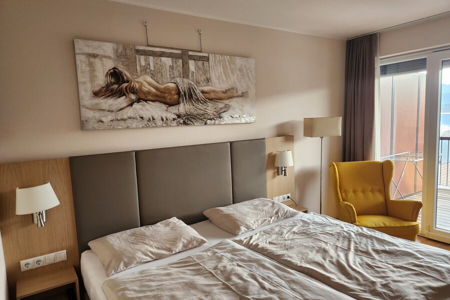 Schlafzimmer mit  Blick auf den Balkon