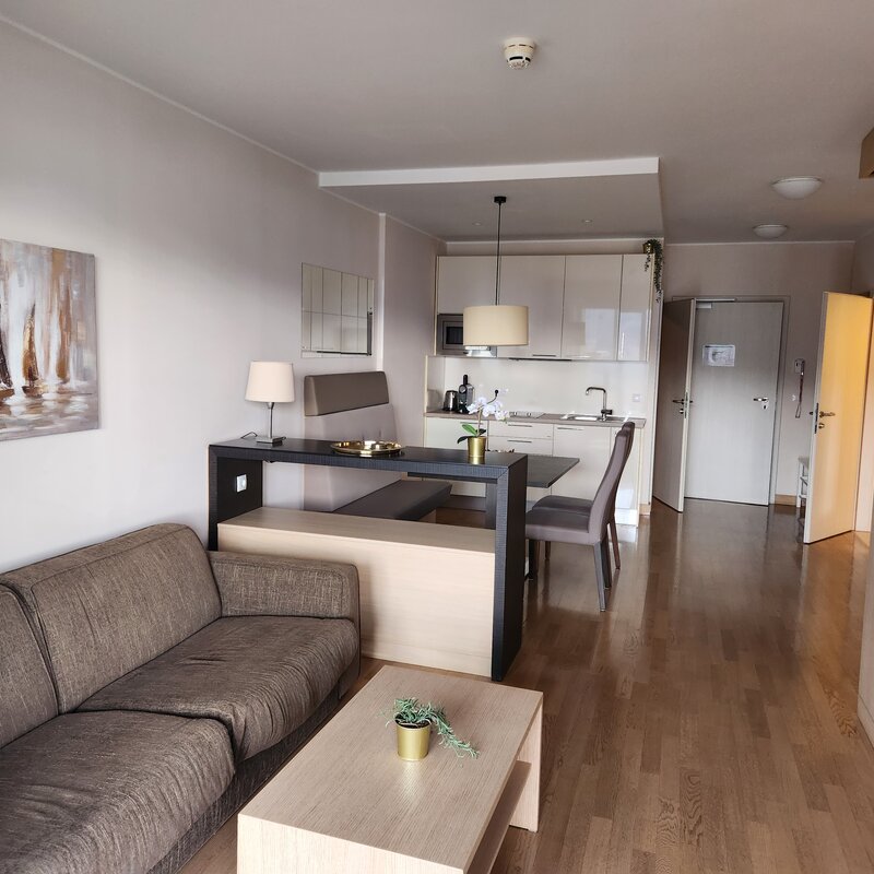 Wohnzimmer mit Essecke und Küche