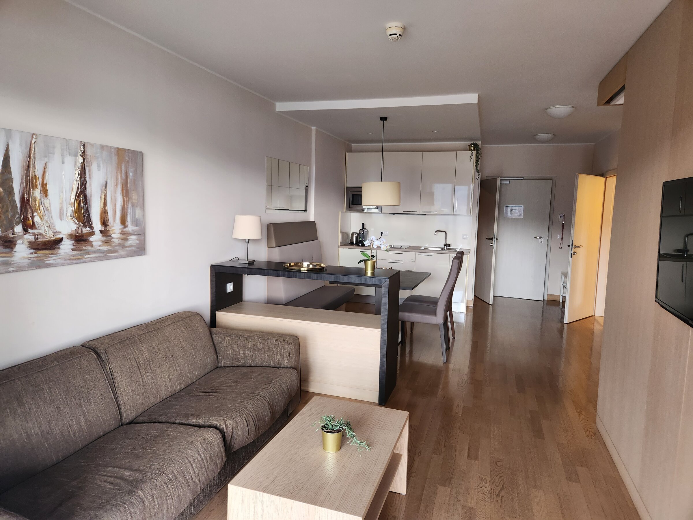 Wohnzimmer mit Essecke und Küche