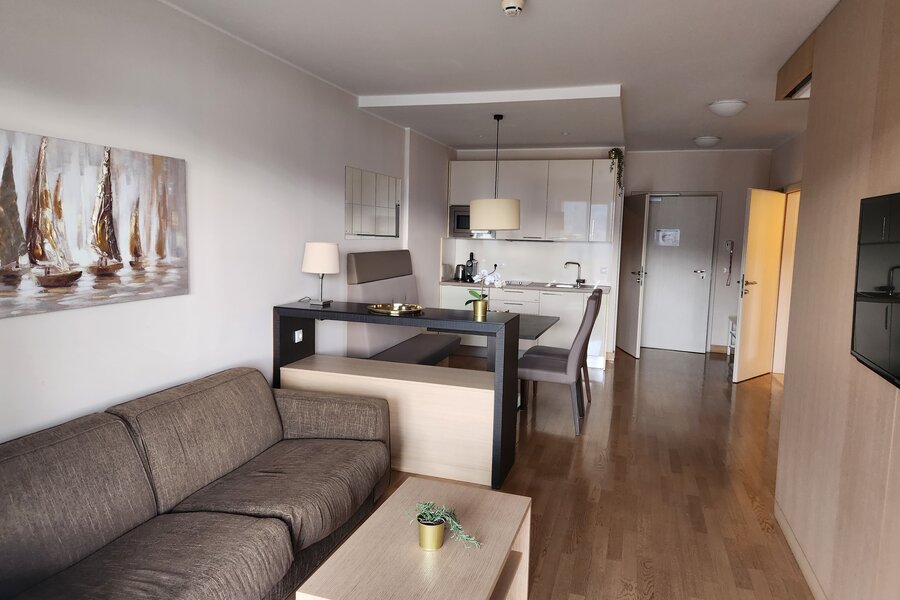 Wohnzimmer mit Essecke und Küche