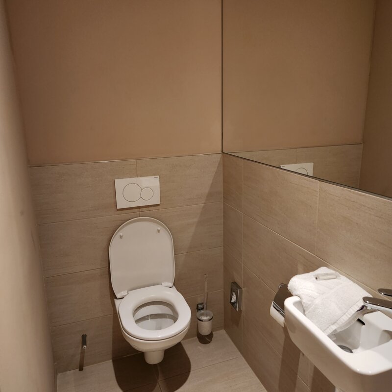 Eigenes WC mit Waschbecken