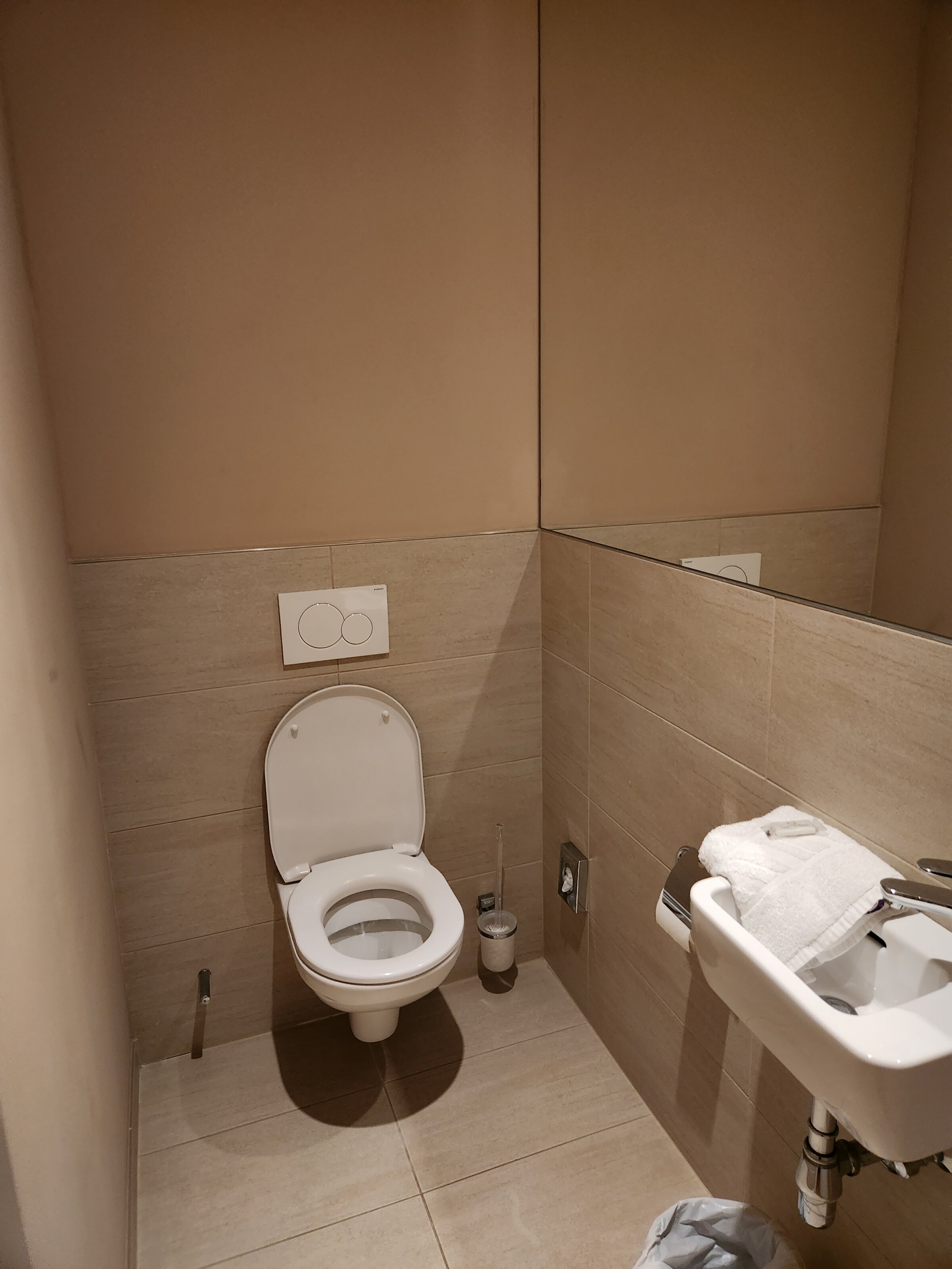 Eigenes WC mit Waschbecken