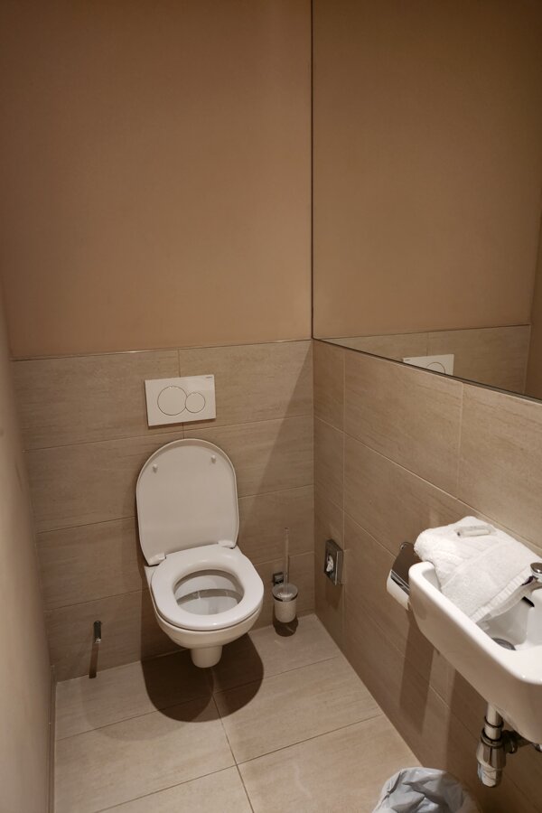 Eigenes WC mit Waschbecken