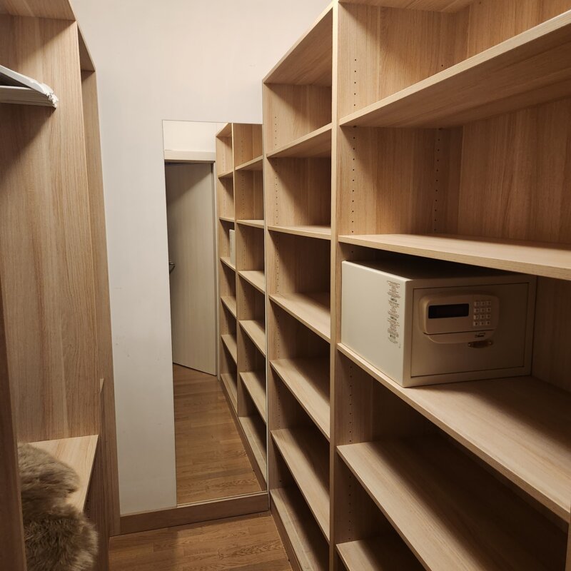 Ankleidezimmer mit Safe