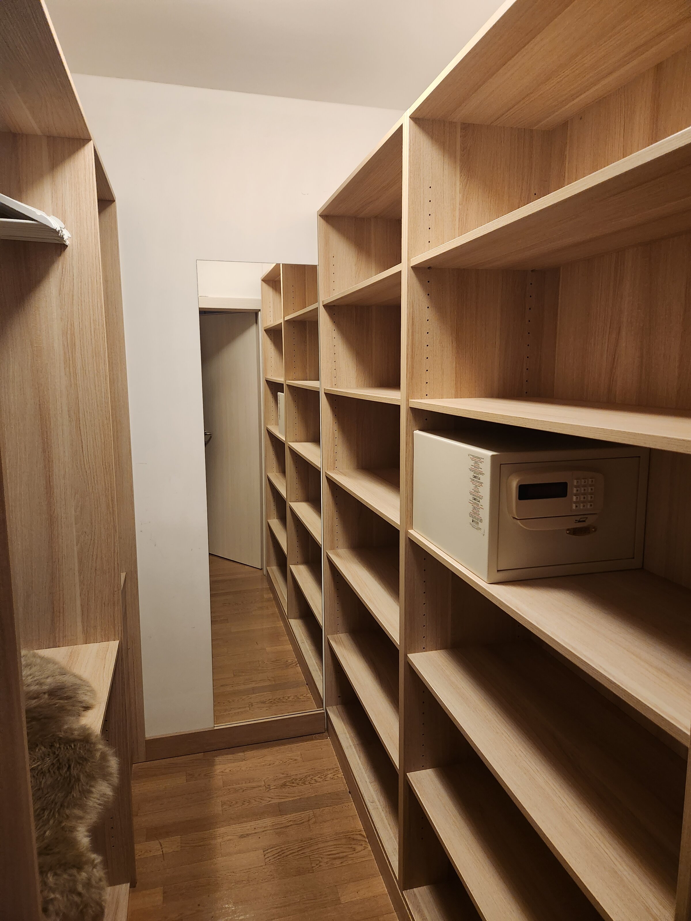 Ankleidezimmer mit Safe