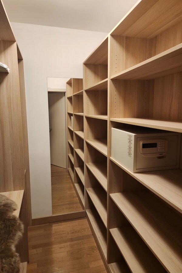 Ankleidezimmer mit Safe