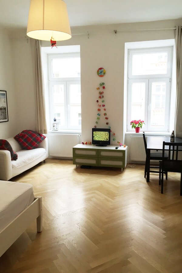 Helles 1-Zimmer Apartment mit Parkettboden & Naturlicht – Kurzzeitmiete Wien, Wohnen auf Zeit für 1 bis 6 Monate