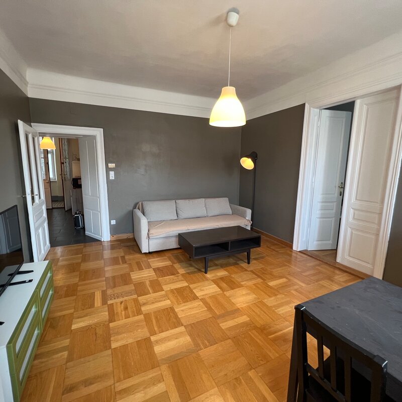 Helles Wohnzimmer mit Parkettboden – 2-Zimmer Wohnung zur Kurzzeitmiete, Wohnen auf Zeit für 1 bis 6 Monate in Wien