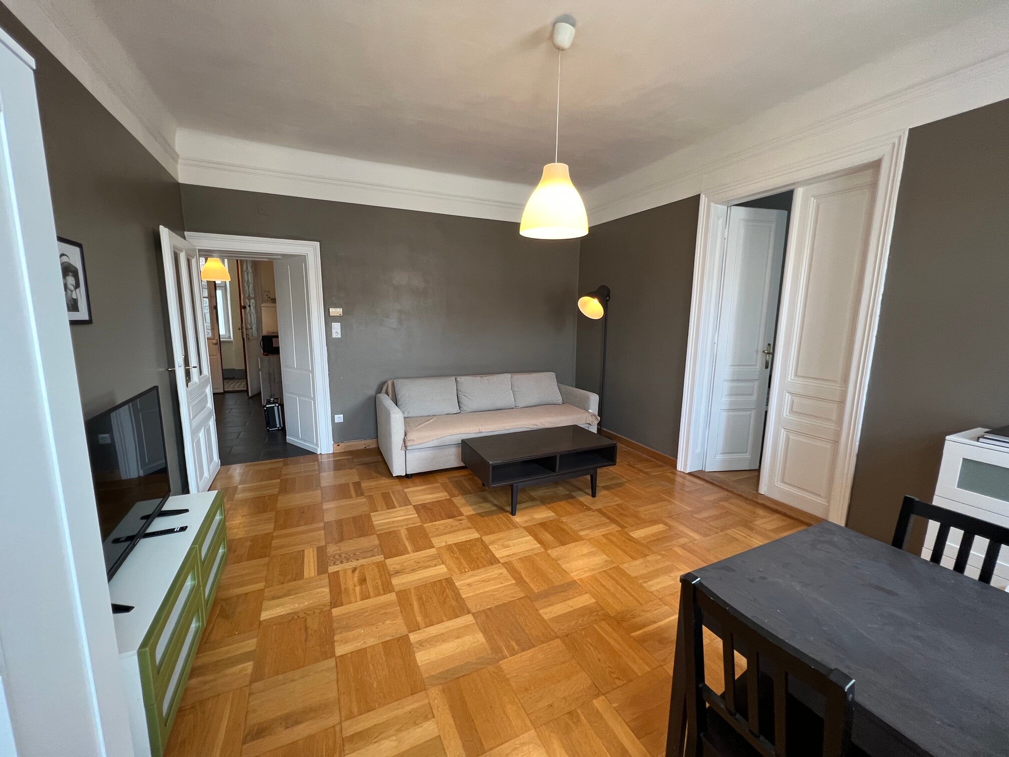 Helles Wohnzimmer mit Parkettboden – 2-Zimmer Wohnung zur Kurzzeitmiete, Wohnen auf Zeit für 1 bis 6 Monate in Wien