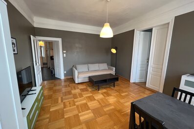 Helles Wohnzimmer mit Parkettboden – 2-Zimmer Wohnung zur Kurzzeitmiete, Wohnen auf Zeit für 1 bis 6 Monate in Wien