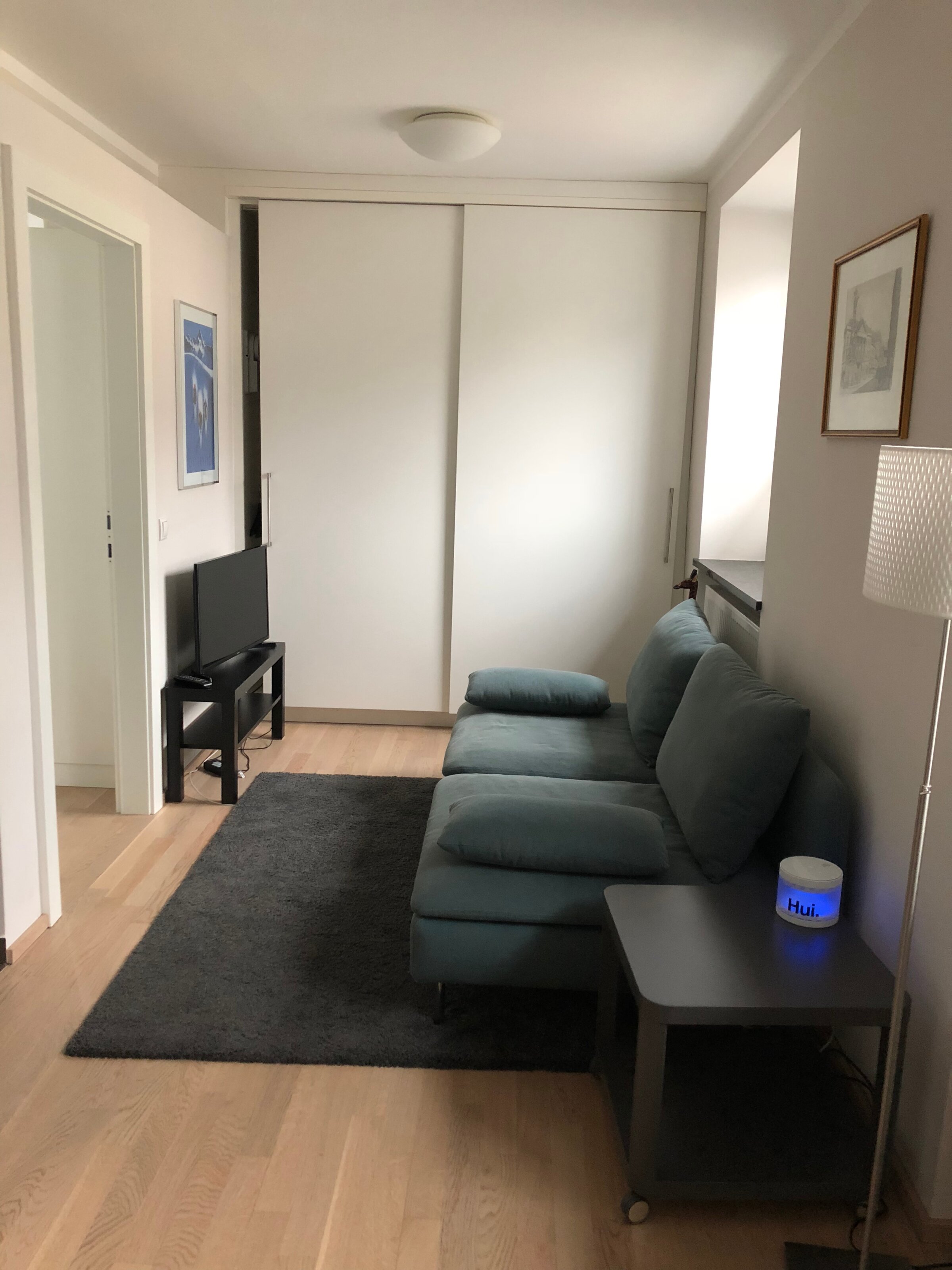 Helles Wohnzimmer mit Sofa & TV – 2-Zimmer Wohnung zur Kurzzeitmiete & Wohnen auf Zeit für 1 bis 6 Monate in Salzburg