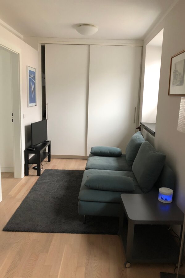 Helles Wohnzimmer mit Sofa & TV – 2-Zimmer Wohnung zur Kurzzeitmiete & Wohnen auf Zeit für 1 bis 6 Monate in Salzburg