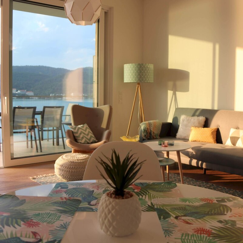 Bright living room with lake view: 2-room apartment for short-term rental & temporary housing for 1 to 6 months in Maria Wörth