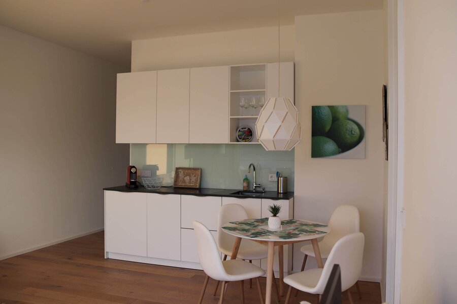 Küche mit Esstisch