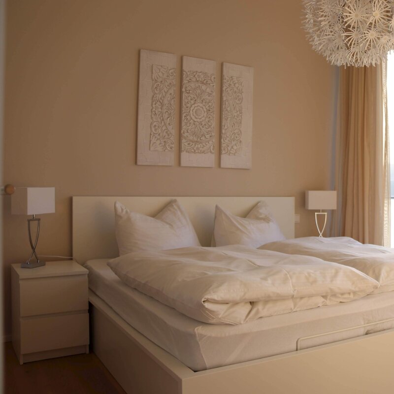 Schlafzimmer mit Zugang zum Balkon und Seeblick